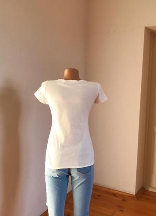 Стильная белая футболка от mustang с рисунком на груди2 фото