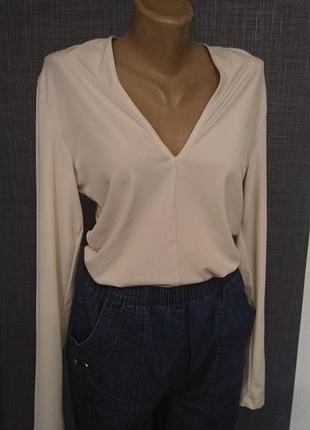 Базовый лёгкий джемпер с треугольным вырезом