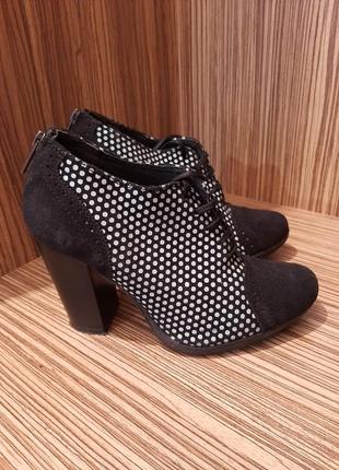 Закриті туфлі на шнурівках