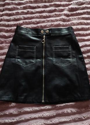 Міні юбка/спідниця, чорна з еко шкіри на замку4 фото
