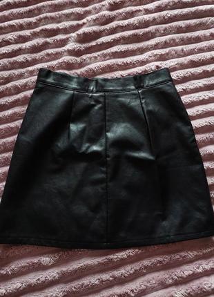 Мини юбка/юбка, черная из эко кожи на замке5 фото