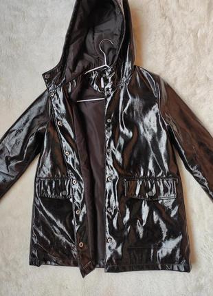 Черная детская деми куртка блестящая утепленное кожаное пальто дождевик кожаная курточка для девочки7 фото