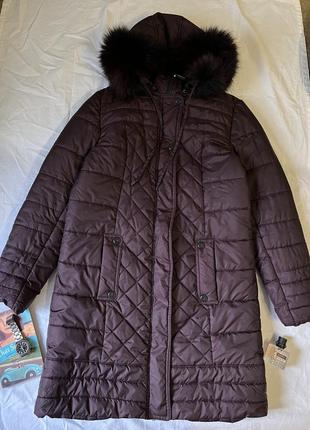 Теплое длинное зимнее пальто с капюшоном в бордовом цвете