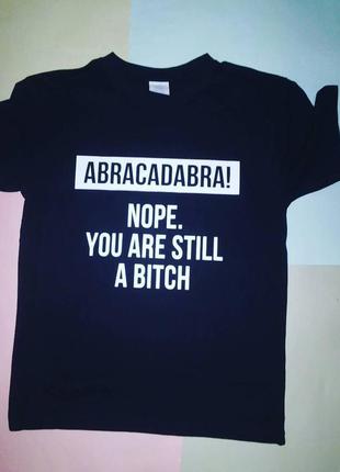 Чорна футболка з написом abracadabra