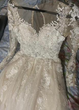 Весільна сукня з глітером і невеликим шлейфом
