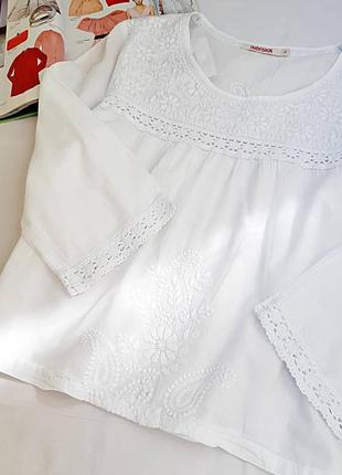 Белая блузка с вышивкой, размер 36-38
