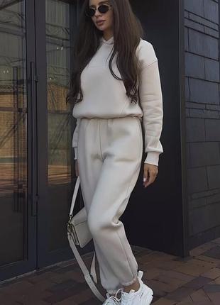 Спортивний жіночий костюм на флісі в сіро-молочному кольорі худі + джогери