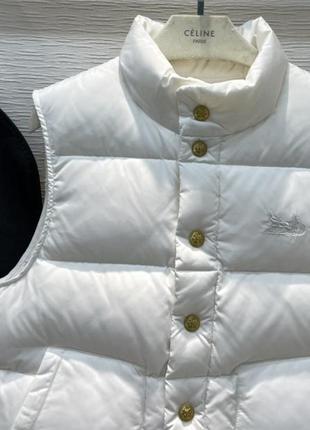 Белая пуховая жилетка celine, невероятно легкая и стильная, тепло и комфорт, в наличии3 фото