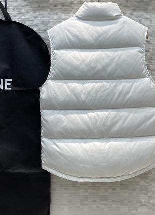 Белая пуховая жилетка celine, невероятно легкая и стильная, тепло и комфорт, в наличии2 фото