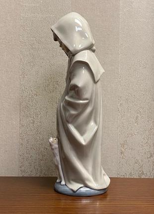 Фарфоровая статуэтка nao (by lladro) «мальчик в капюшоне».3 фото