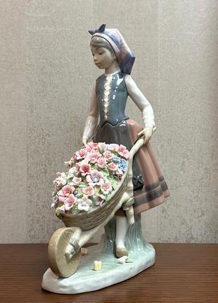 Фарфоровая статуэтка lladro «девушка с тачкой цветов».