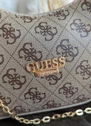 Стильная фирменная бежевая женская сумка guess сумка-багет кожаная сумка багет сумка с ремнем сумка на цепочке сумка с ремешком9 фото