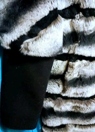 Шуба поперечка натуральный мех шиншилла со вставками полос стриженой черной норки3 фото