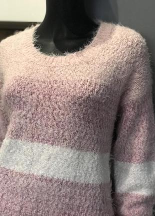 Женский пушистый свитер розовый