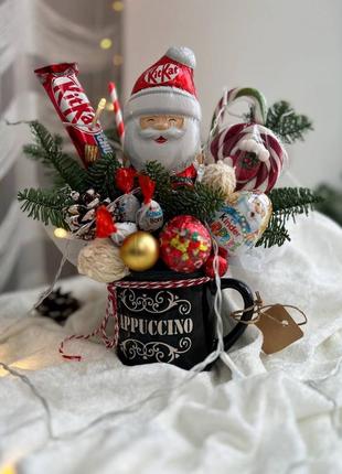 Рождественский подарок в чашке с сладостями1 фото