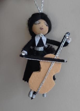 Сувенирная мини кукла венздей2 фото