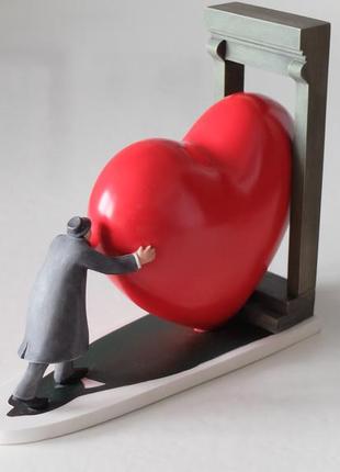 Статуетка bringing love home ручної роботи від berit kruger-jonsen