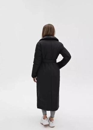 Актуальне жіноче зимове стьобане пальто пуховик чорного кольору з поясом2 фото