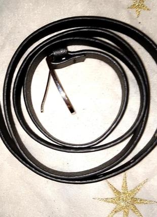 Узкий пояс на пышные формы.