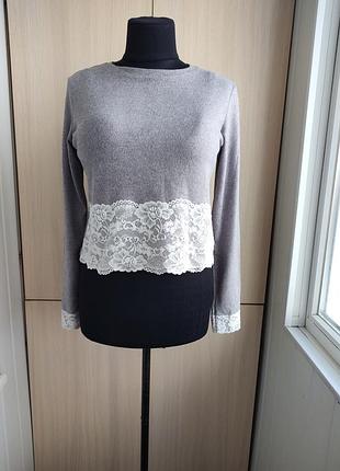 Тонкий укороченный джемпер с кружевом.