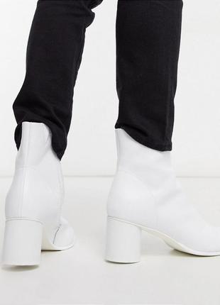 Белые кожаные ботильоны на каблуках  битинки деми большой размер3 фото