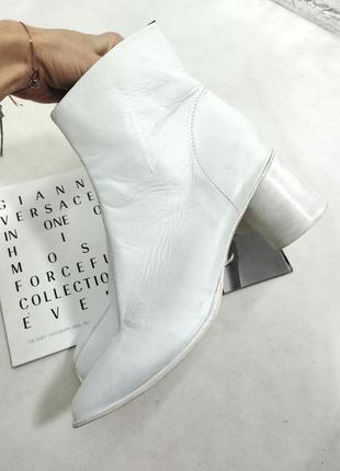 Белые кожаные ботильоны на каблуках  битинки деми большой размер7 фото