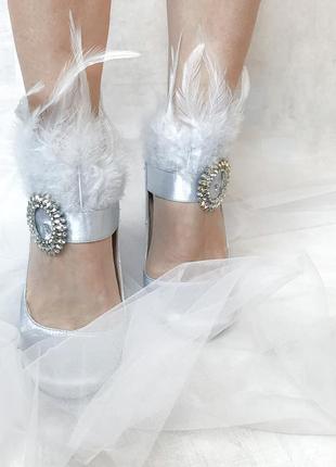 Роскошные атласные серебристые туфли с перьями с красивой пряшкой в огромных камнях4 фото