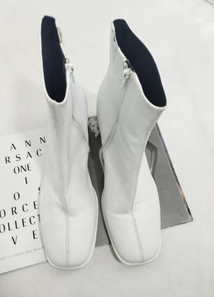 Белые кожаные ботильоны на каблуках  битинки деми большой размер8 фото