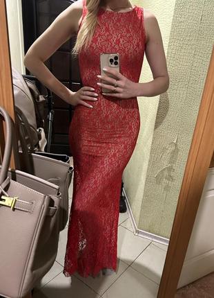 Червона гіпюрова сукня