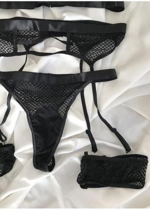 Черный сексуальный набор женского кружевного белья в мелкую сеточку с поясом для чулок4 фото
