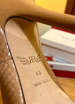 Красивые базовые кожаные босоножки на высоком каблуке5 фото