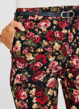 Стильные брюки скинни в яркий цветочный принт с поясом3 фото