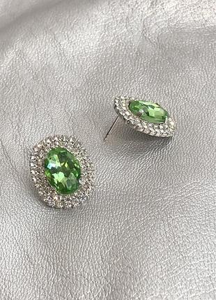 Серьги женские нарядные с зеленым камнем