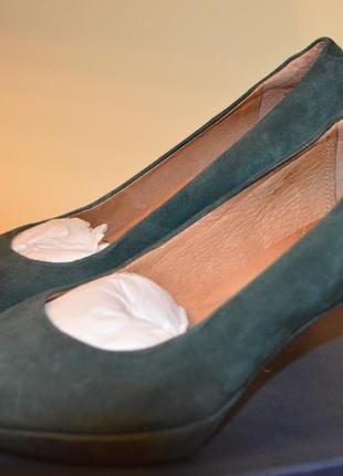 Натуральные замшевые зеленые лодочки классические туфли на среднем каблуке7 фото
