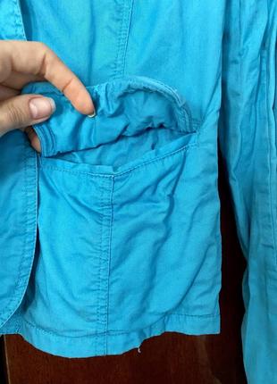 Яркий легкий голубой пиджак с воротником и карманами3 фото