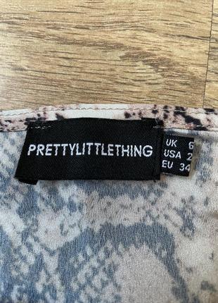 Мини-юбка телесного цвета со змеиным принтом и драпировкой спереди prettylittlething размер 347 фото