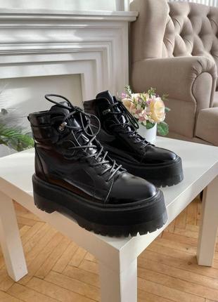 Зимові чорні масивні черевики з натуральної лакованої шкіри, всередині (натуральна шерст)4 фото