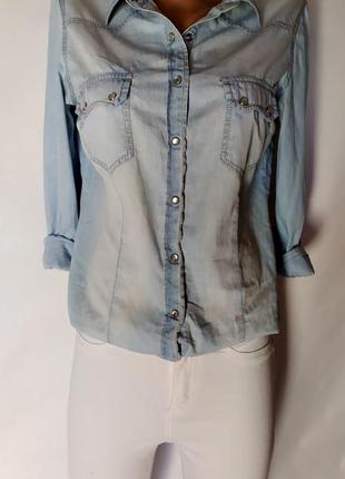 Стильный весенний лук (белые джинсы+ джинсовая голубая рубашка)3 фото