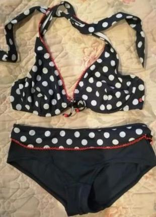 Дуже яскравий стильний купальник в басейн або на пляж