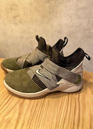 Баскетбольні кросівки nike lebron soldier 12