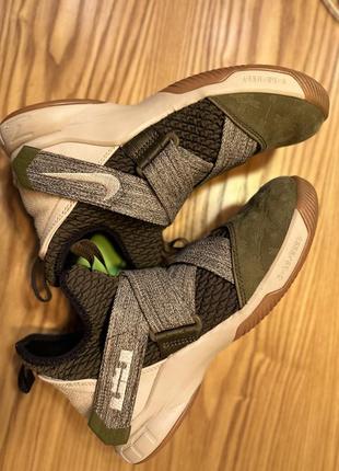 Баскетбольні кросівки nike lebron soldier 128 фото