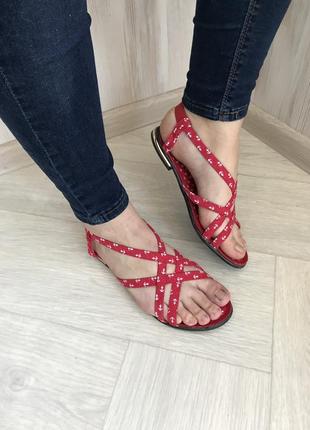 Красные стильные женские босоножки с белыми якорями