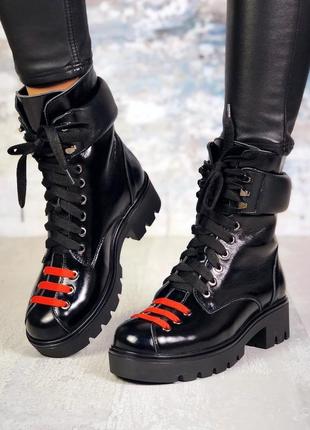 Натуральные кожаные ботинки на байке , с красными и черными шнурками ,на каблуке кирпичике,40 р