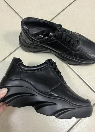 Кросівки на товстій підошві