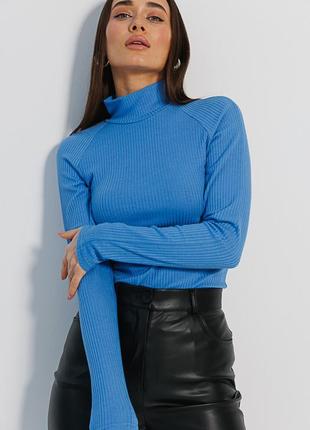 Женский трикотажный гольф в рубчик голубой с рукавами-регланами