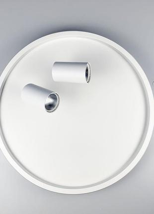 Стельова люстра led у білому корпусі з напрямними спотами.