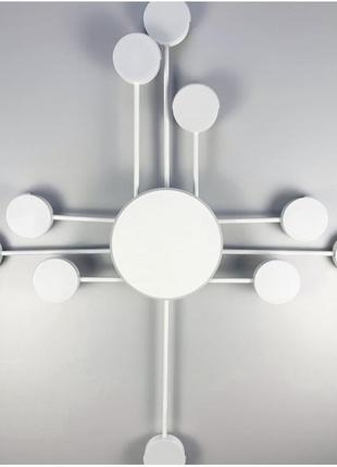 Стельовий світильник-супутник білого кольору.