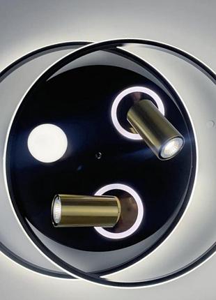 Стельовий світильник із золотистими спотами.4 фото