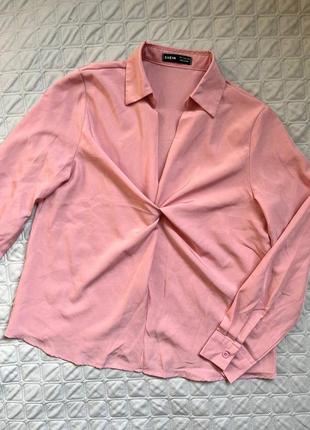 Женская розовая рубашка с драпировкой на груди от shein2 фото