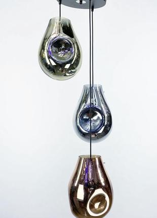 Підвісні світильники з подовженим м'ятим склом.